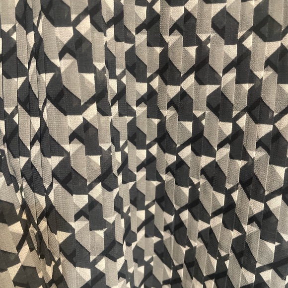 BANANA REPUBLIC XL blouse. Geometric pattern in shades of gray and black. EUC - Picture 3 of 8